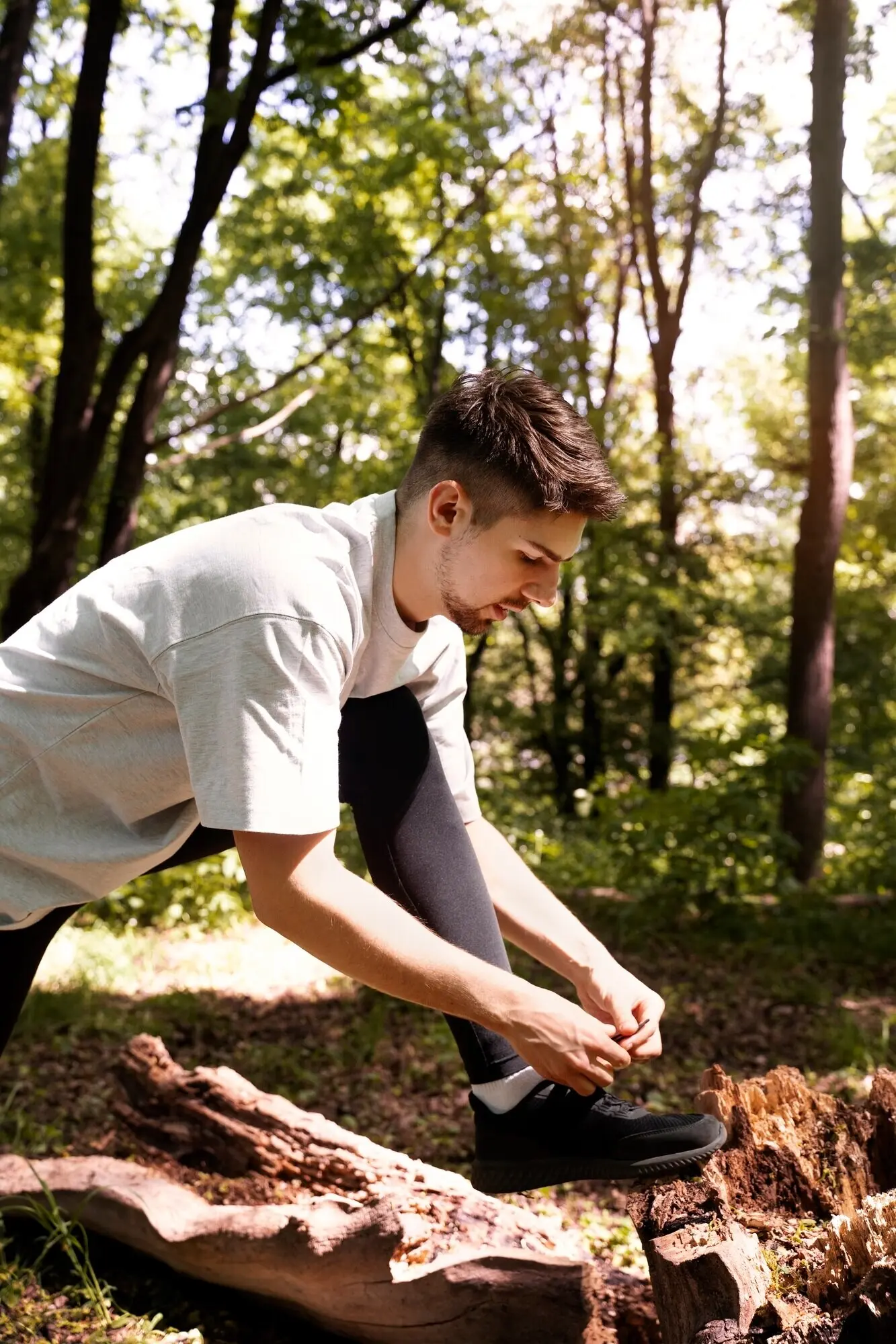 Seitenansicht eines Mannes, der seine Schnürsenkel bindet.