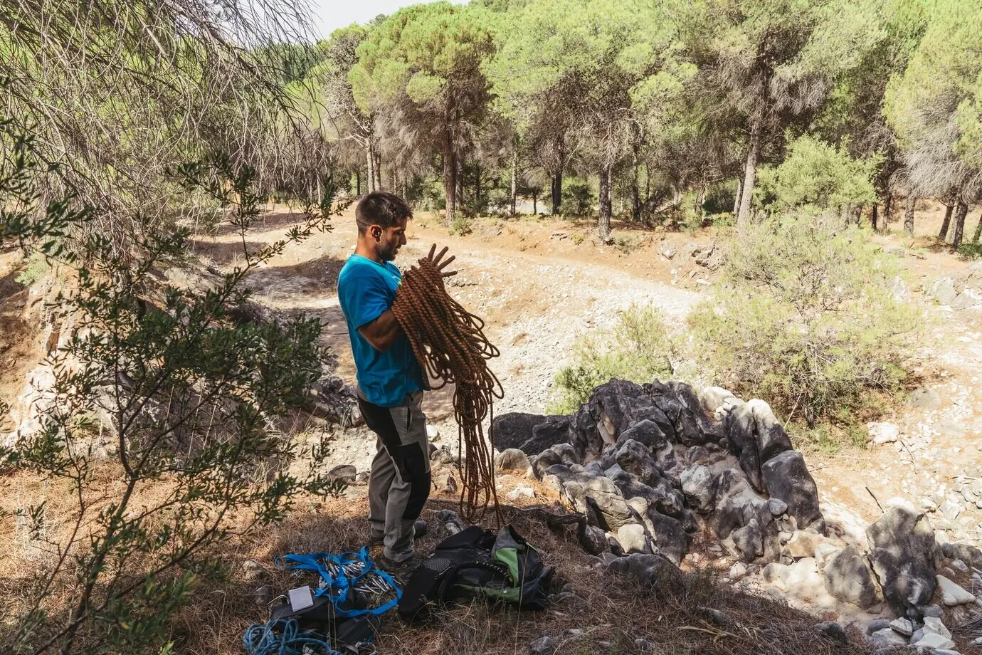 Seitenansicht eines Kletterers, der ein Seil hält.