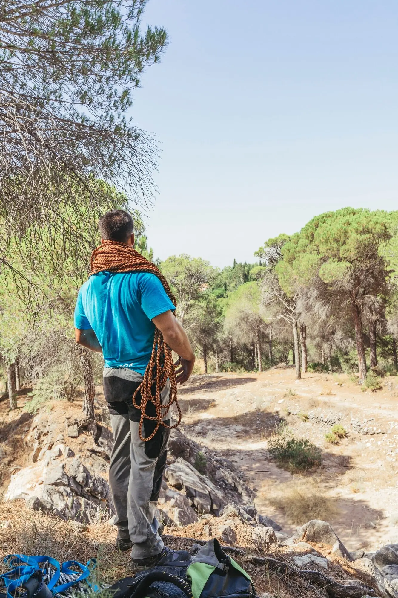 Auf einem Felsen stehender Kletterer.
